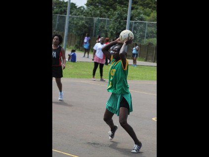 uMkhanyakude player Neli Mnyeni looks to pass the ball during the netball game against uThungulu on Friday