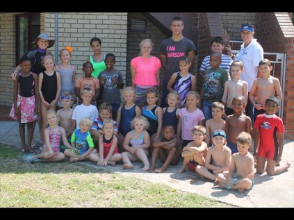All participants with Fish Eagles swimming coaches Bronwyn MacDonald ( back left) and head coach Sonja van Ryswyk (back right)