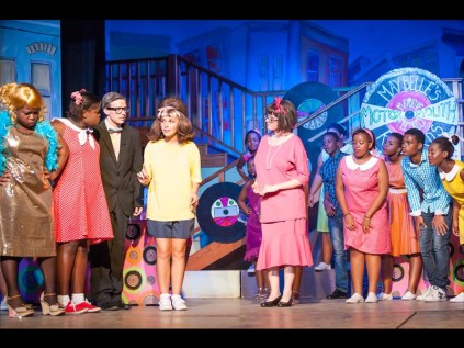 The cast is glued to Ell-Anne van den Berg (centre), who played the lead role ‘Tracy Turnblad’