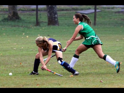 Kimberley Swan sweeps for Emapngeni as eShowe's Melicia Durandt tries to intercept