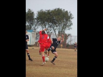 Meggan Fourie of Grantleigh comes in to tackle Le-Anne de Bruyn (red) of Heuwelland