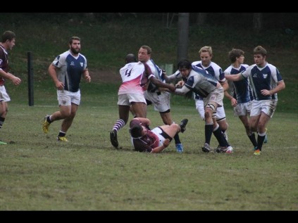 Rhinos captain Karli Schulze bounced off the first tackler before making contact with the Vryheid lock forward