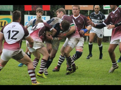 Justin Caroll drives through two Vryheid defenders