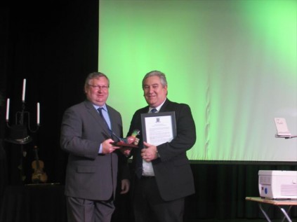 Shaun McMurtry presenting the Loerie award to Johan Richards