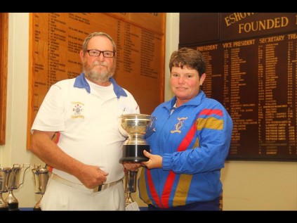 Tienkie van Vuuren (right) receives her Good Fellowship Trophy from Billy Kruse