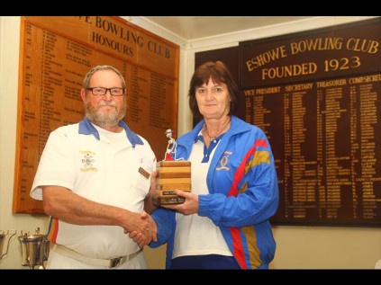 Ladies' Player of the Year, Chyrel Coetzee receives the Matty Goosen Trophy from Billy Kruse