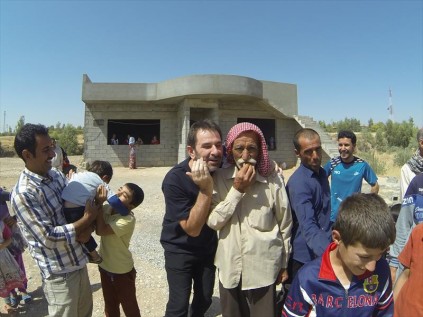 Jean Simonis interacts with internally displaced people in Kurdistan
