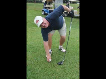 Des Millin sets up on the 10th