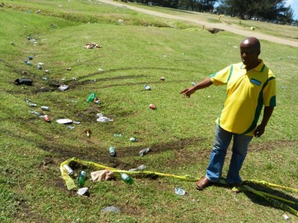 Pic2 (Jarryd Kast) Zululand Observer journalist Thando Ndlovu points to the scene of the stabbing