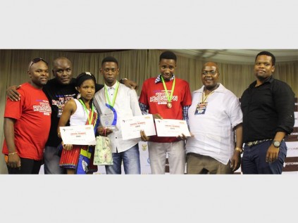 Kwaito singer Tzozo and Ukhozi FM DJ Bongani Mavuso (left) and Dr Themba Fakazi (Chairperson) and MTN representative Sifiso Nkhanlenjani (right) congratulate prize winners Khanyisile Mtshali, Nkosingiphile Gumede and Nthuthoko Mntanbo