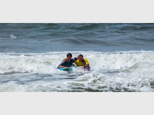 Sportsmanship in the junior final between Ethan Nel (WP) and eventual winner Garryd Ensor-Smith (CKZN) PHOTOS: Douglas Williams