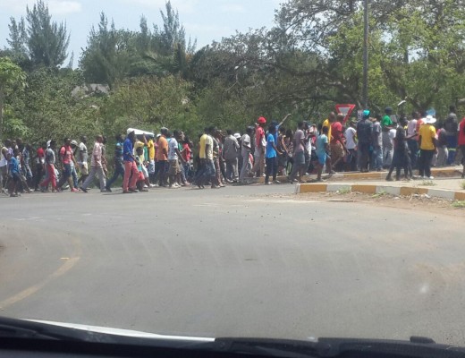 KwaMsane protesters march towards the Mtubatuba Municipal offices