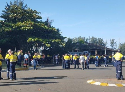 Hundreds RBM employees wait at Alkantstrand, unable to go to work
