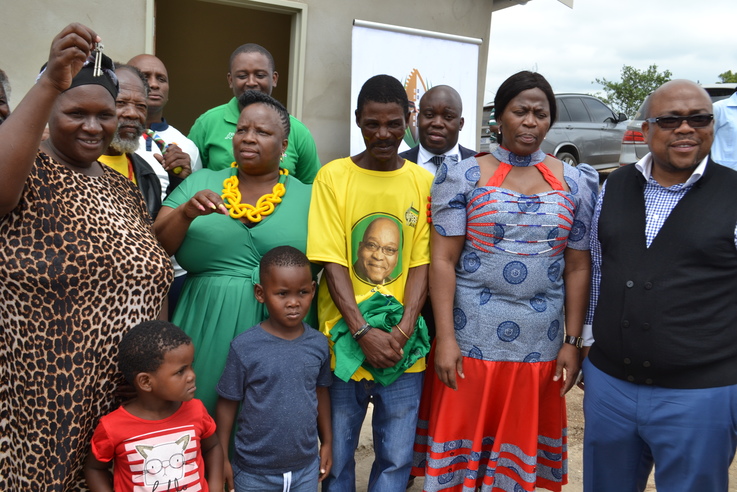 Happy Nombuso Xaba proudly displays the house keys handed over by the King Cetshwayo District Mayor Cllr Nonhle Mkhulisi, assisted by KZN Sport, Arts and Culture MEC Bongi Sithole-Moloi and City of uMhlathuze Mayor Cllr Mdu Mhlongo, while her fiance Phineas Dladla and their two younger children enjoy the moment PHOTOS: Steven Makhanya
