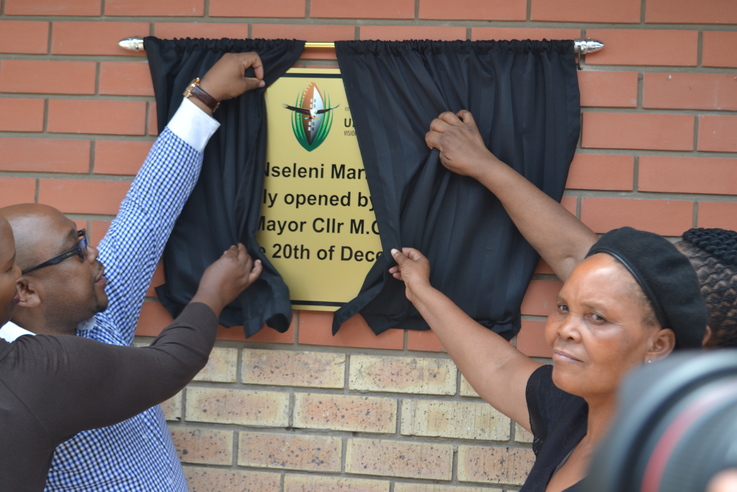 City of uMhlathuze Mayor Cllr Mdu Mhlongo (left) and eNseleni Traders Association Chairperson Qhamkile Dube unveil the plaque symbolising the opening of the 36 traders' stalls the council built at Nseleni