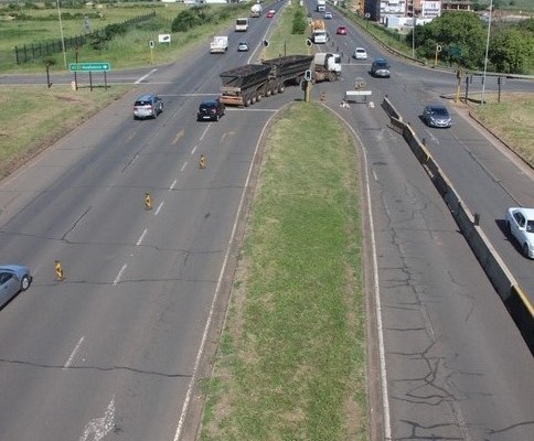 The construction forms part of SANRAL's R964-million project to widen the entire stretch of N2 between Mtunzini and Empangeni - PHOTO: Orrin Singh