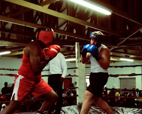  Sandile Mabuyakhulu of eSikhaleni Club and Joshua Pretorius aka the ‘Red Beast’ in the ring